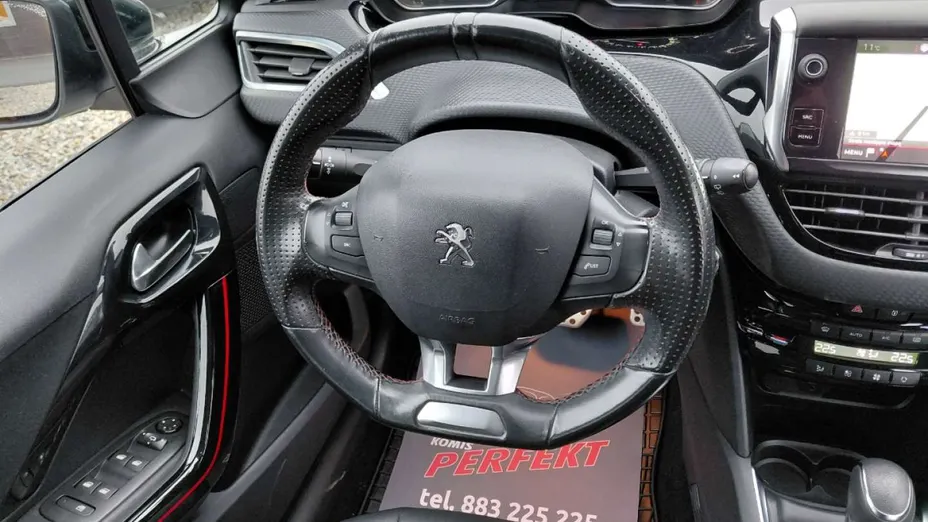 PEUGEOT 208 -