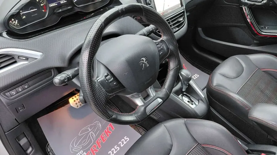 PEUGEOT 208 -