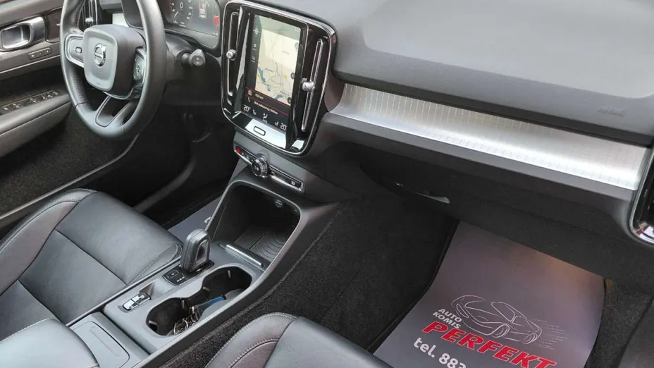 VOLVO XC40 -