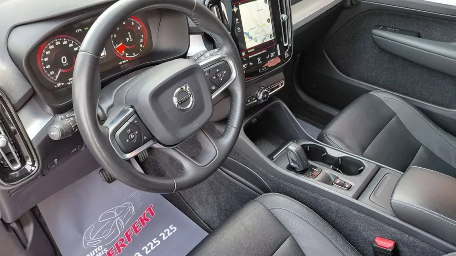 VOLVO XC40 -