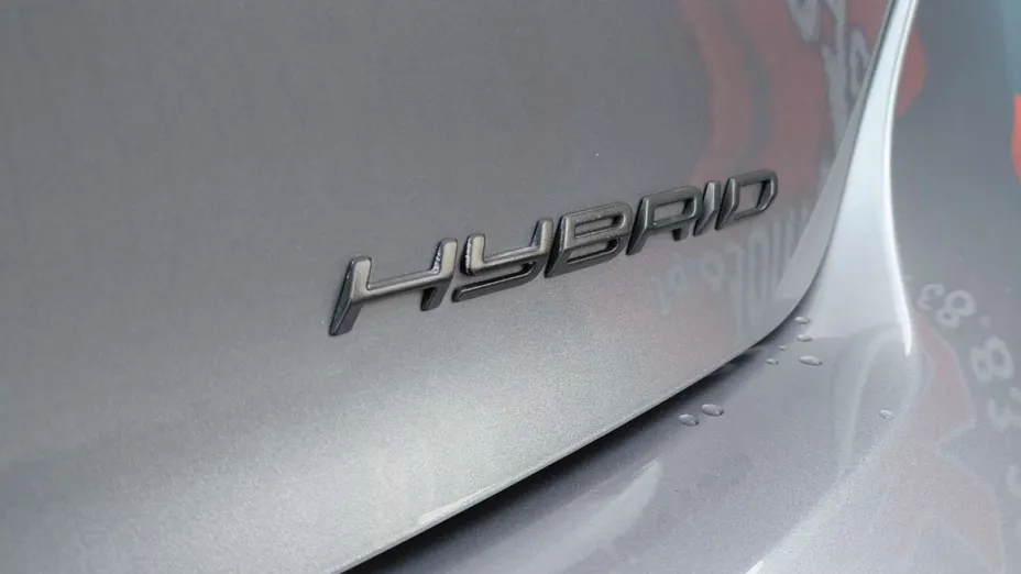 PEUGEOT 208 -