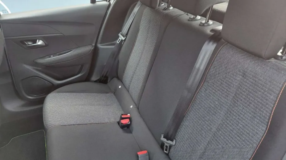 PEUGEOT 208 -