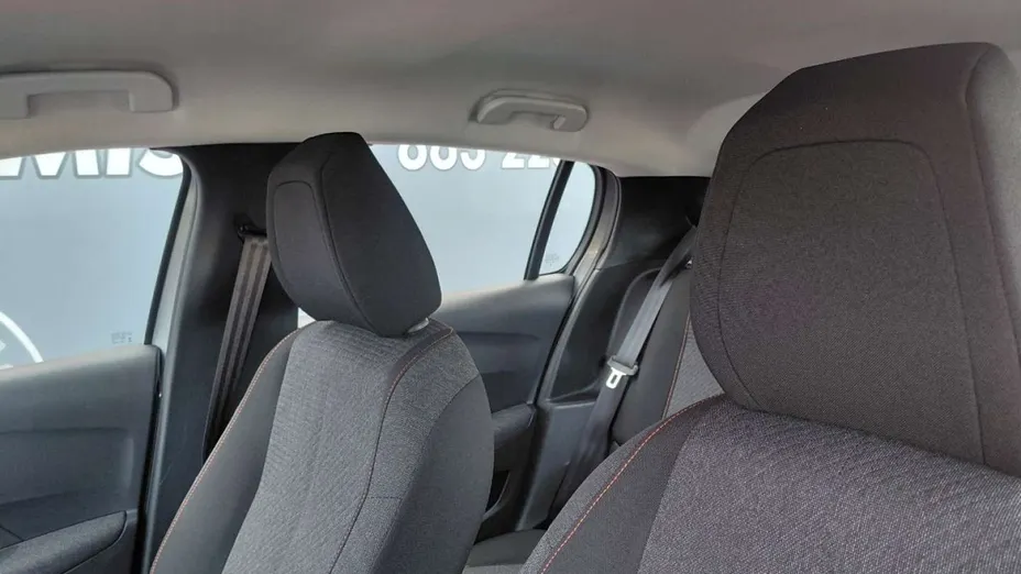 PEUGEOT 208 -