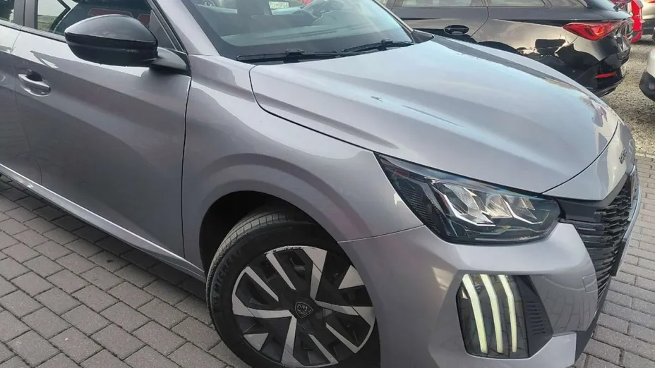PEUGEOT 208 -