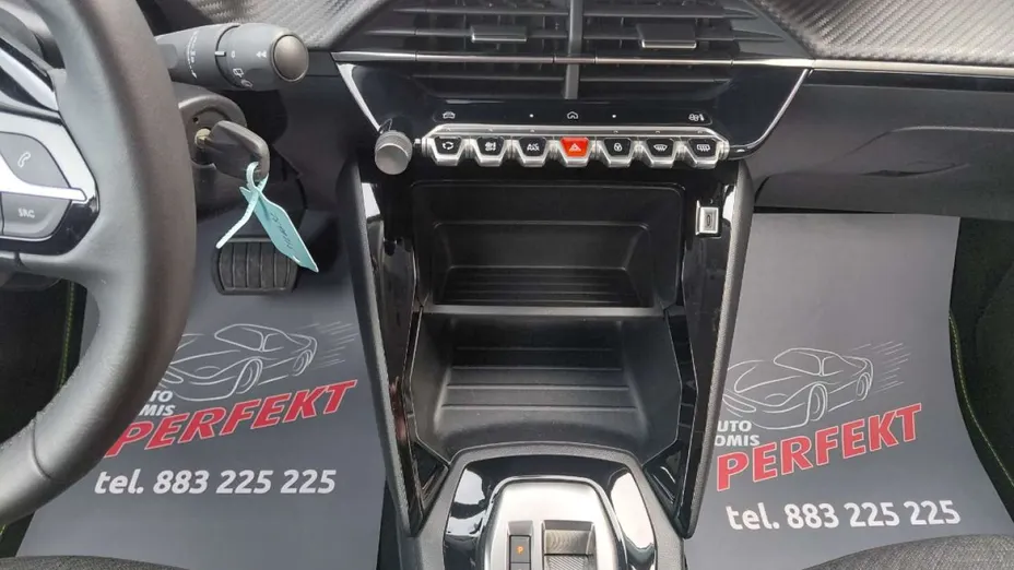 PEUGEOT 208 -