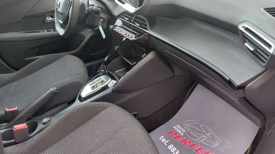 PEUGEOT 208 -
