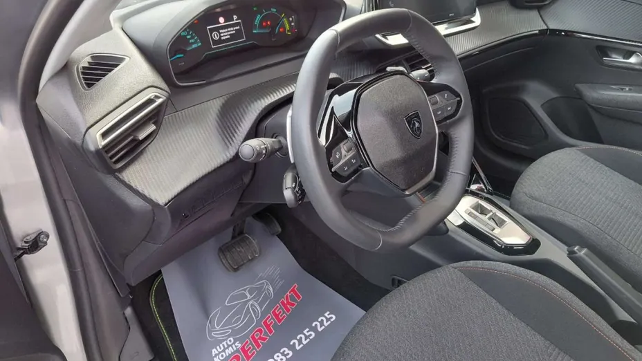 PEUGEOT 208 -
