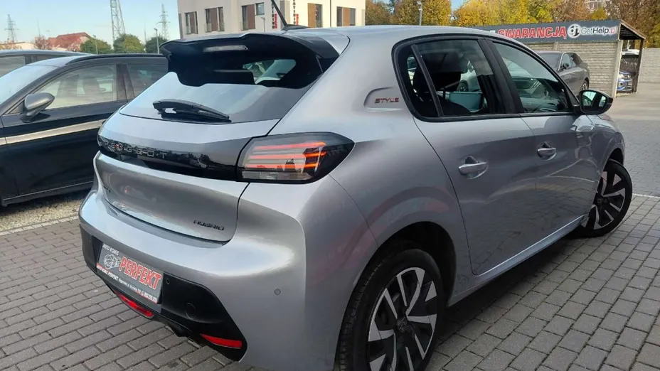 PEUGEOT 208 -