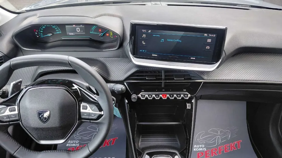 PEUGEOT 208 -