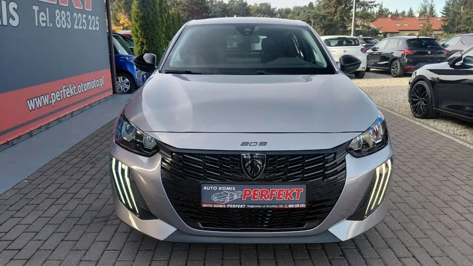 PEUGEOT 208 -