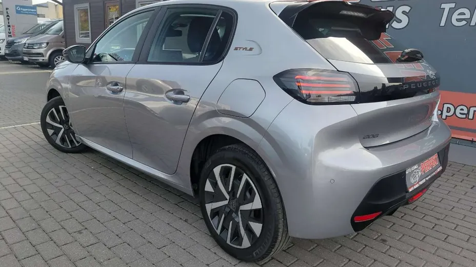 PEUGEOT 208 -