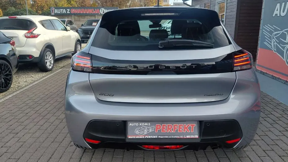 PEUGEOT 208 -