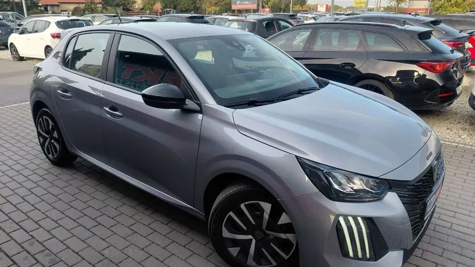 PEUGEOT 208 -