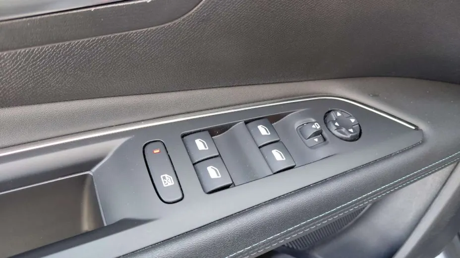 PEUGEOT 3008 -