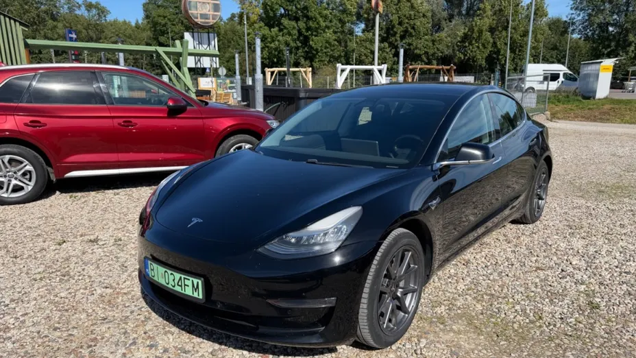 TESLA Model 3 -