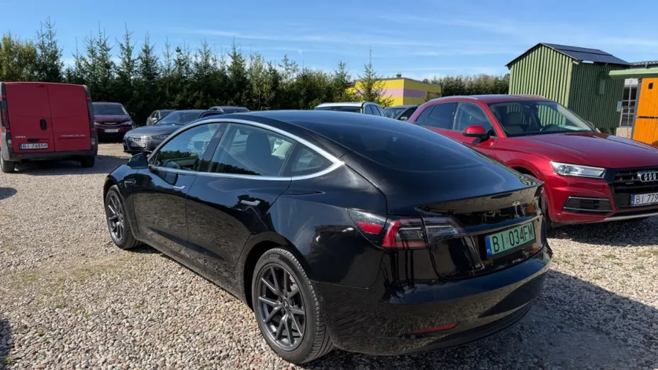 TESLA Model 3 -