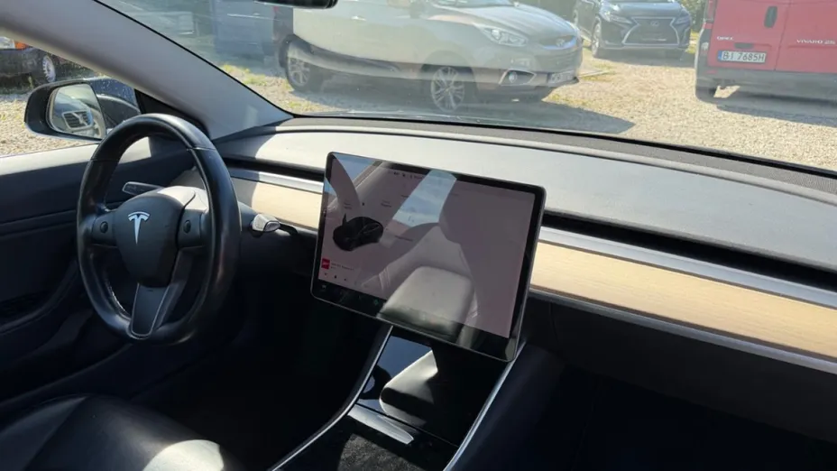 TESLA Model 3 -