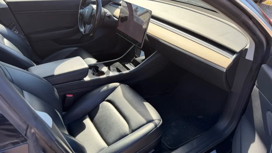 TESLA Model 3 -