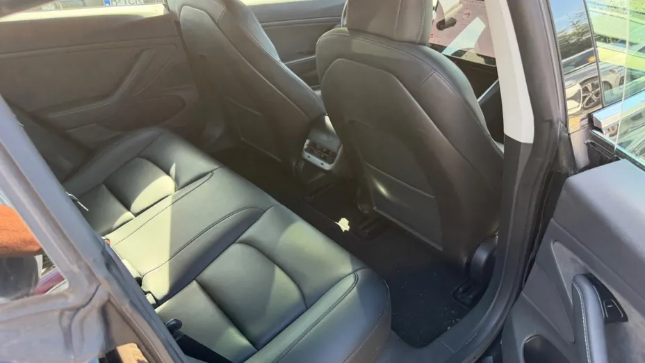 TESLA Model 3 -