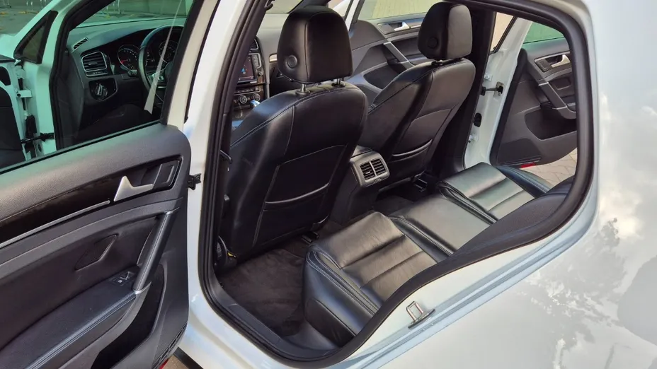 VOLKSWAGEN Golf -