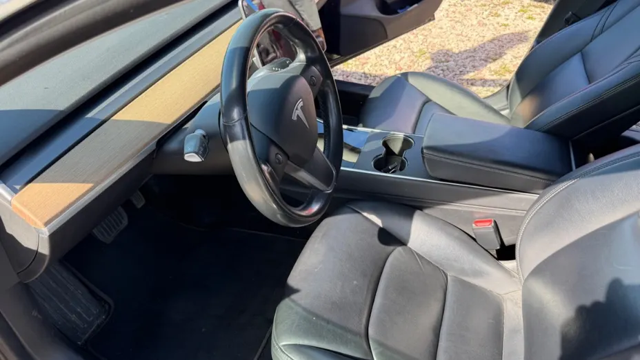 TESLA Model 3 -