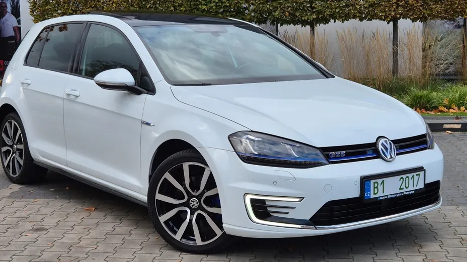 VOLKSWAGEN Golf -
