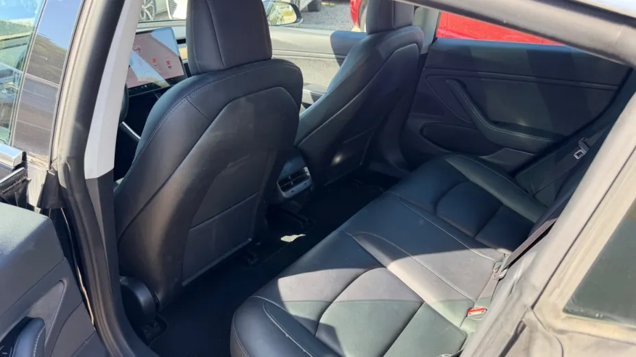 TESLA Model 3 -