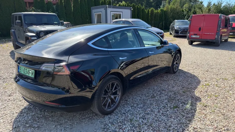 TESLA Model 3 -