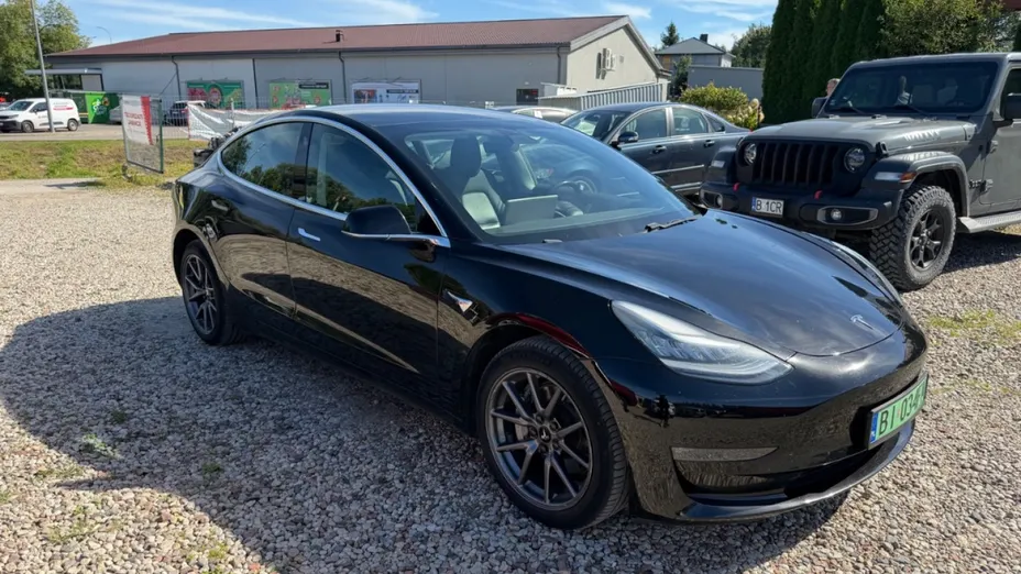 TESLA Model 3 -