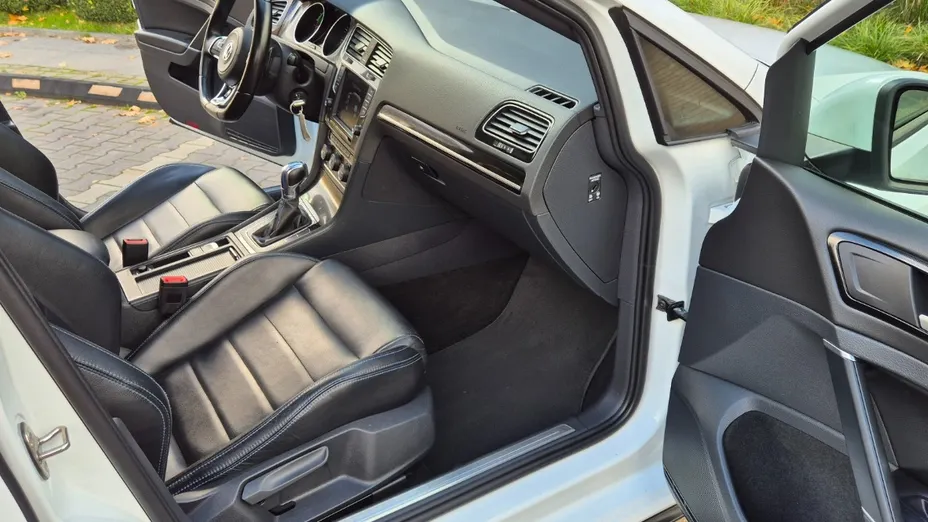VOLKSWAGEN Golf -