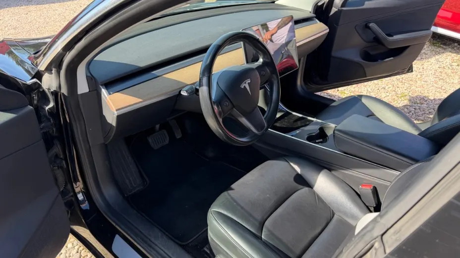 TESLA Model 3 -
