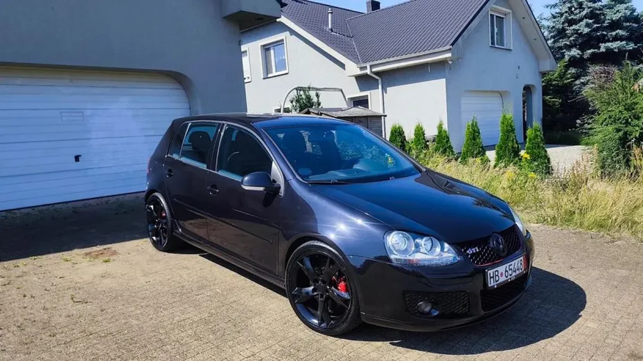 VOLKSWAGEN Golf -