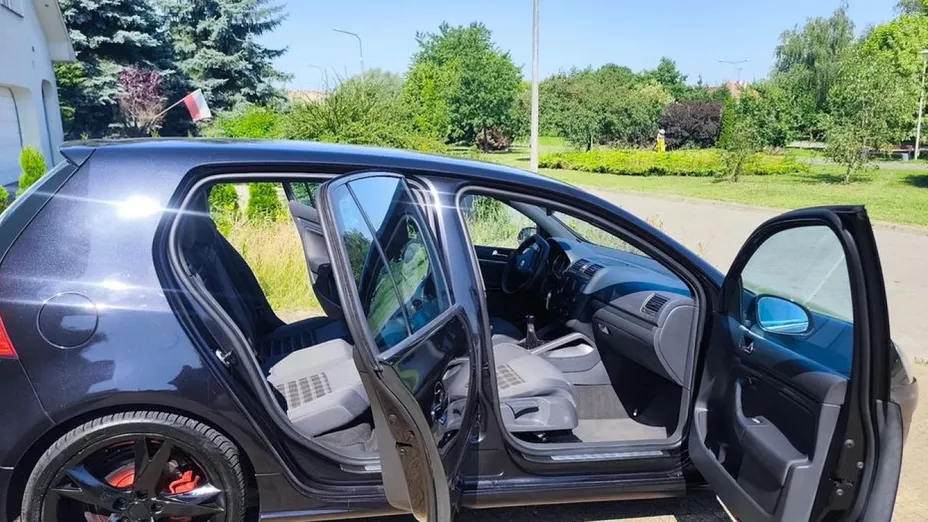 VOLKSWAGEN Golf -