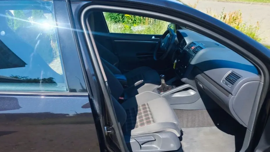 VOLKSWAGEN Golf -