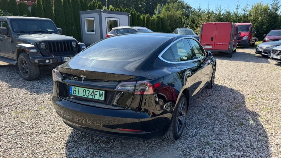 TESLA Model 3 -