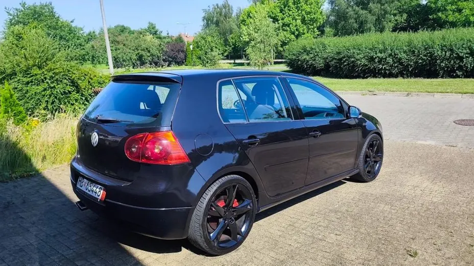 VOLKSWAGEN Golf -