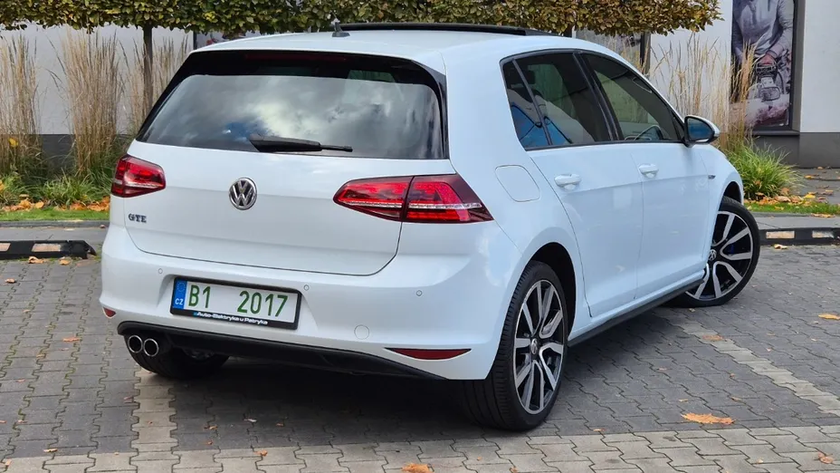 VOLKSWAGEN Golf -