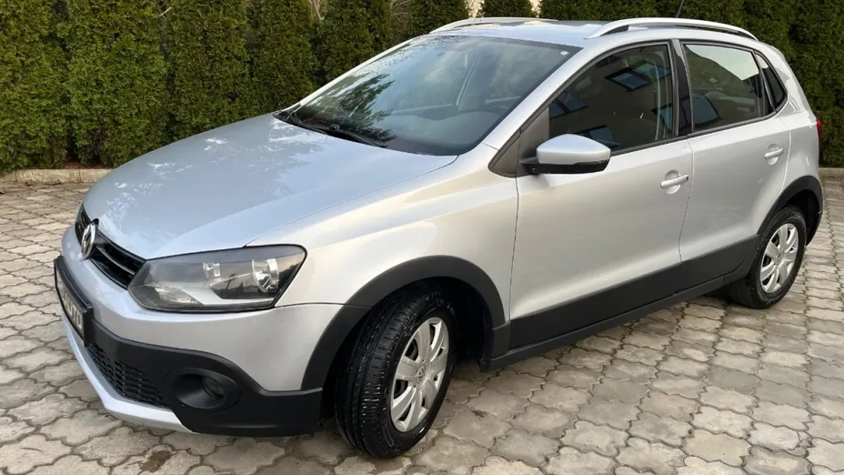 VOLKSWAGEN Polo -