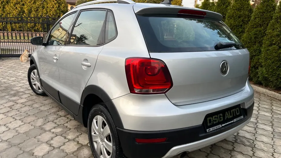 VOLKSWAGEN Polo -