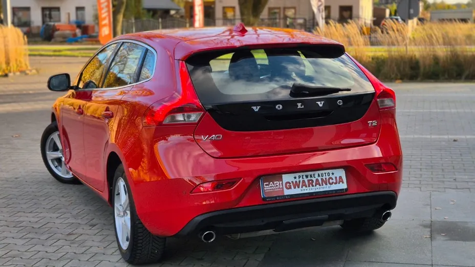 VOLVO V40 -