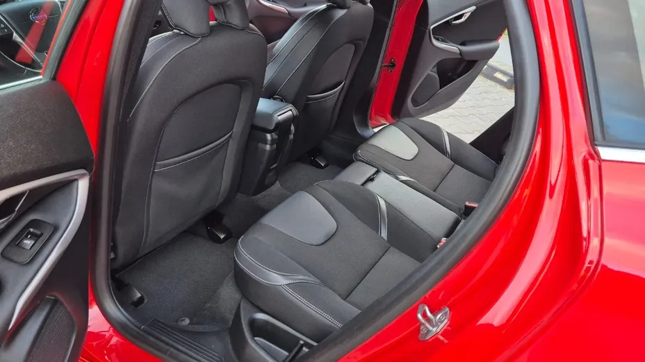 VOLVO V40 -