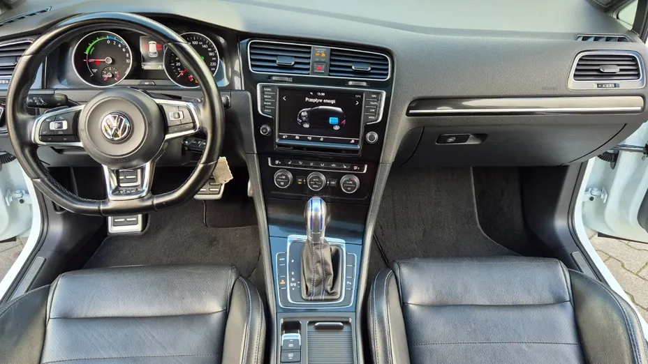 VOLKSWAGEN Golf -