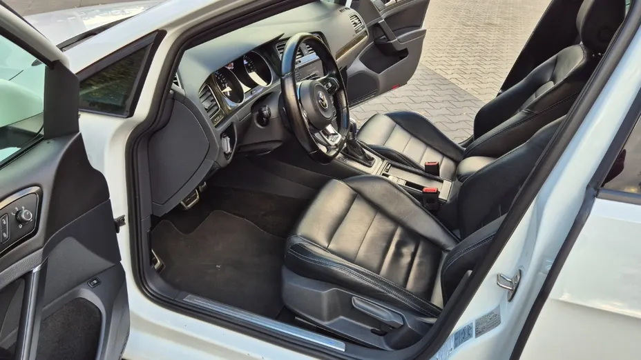 VOLKSWAGEN Golf -