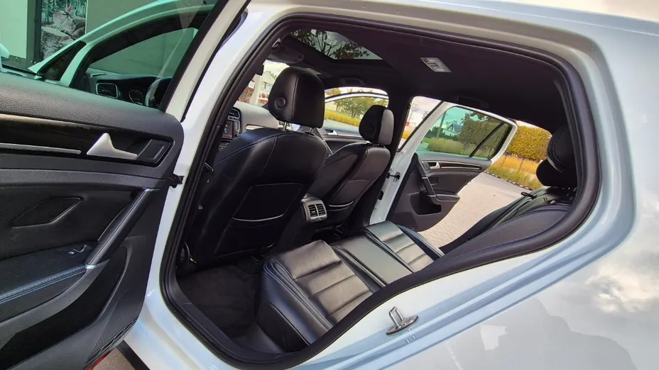 VOLKSWAGEN Golf -