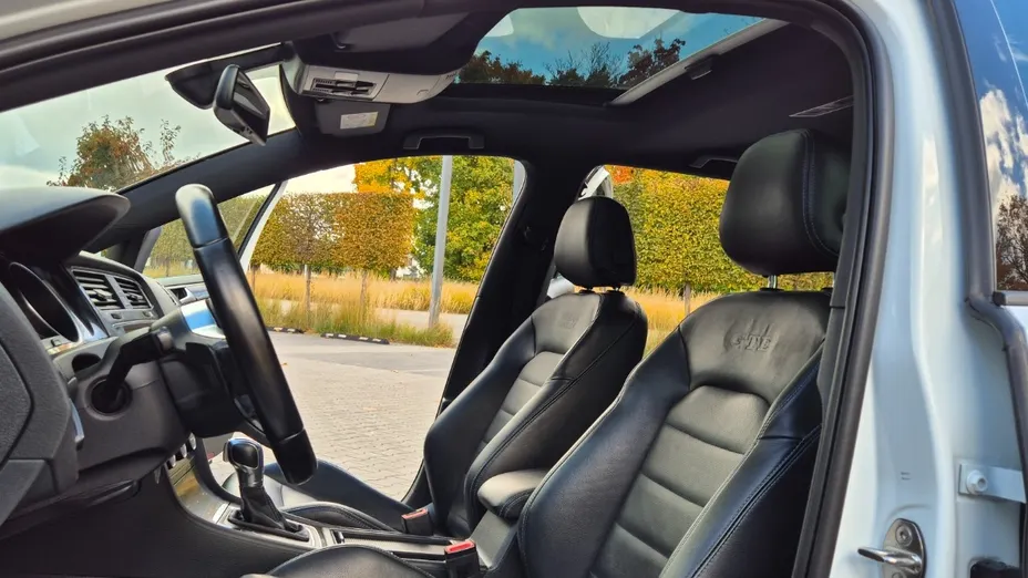 VOLKSWAGEN Golf -