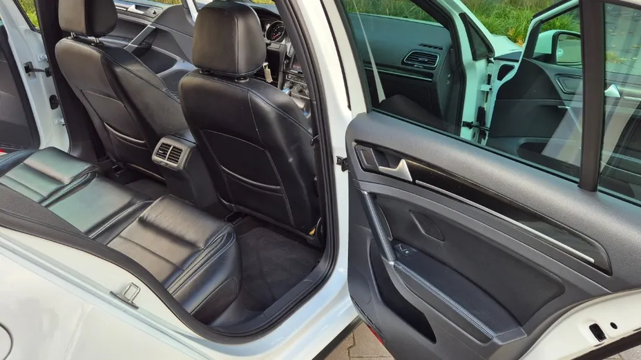 VOLKSWAGEN Golf -