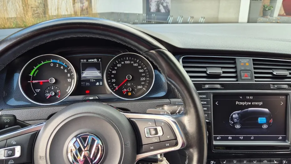 VOLKSWAGEN Golf -