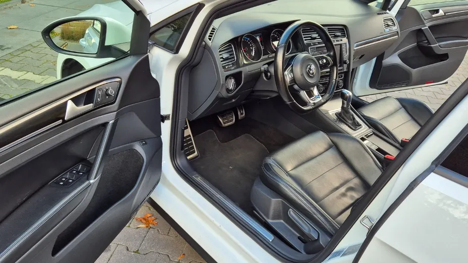 VOLKSWAGEN Golf -