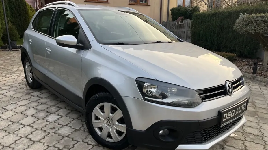 VOLKSWAGEN Polo -