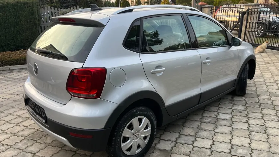VOLKSWAGEN Polo -